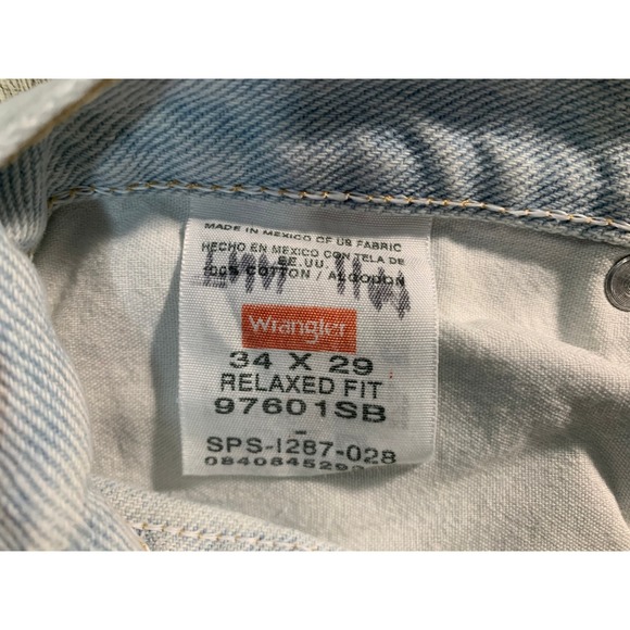 NWT Wrangler Relaxed Fit Light Wash Denim Jeans Classic 34x29 *spot - Picture 2 of 11